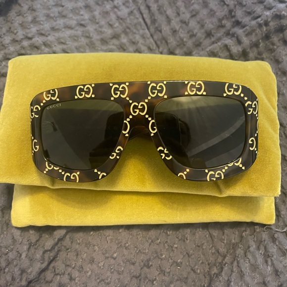 Gucci oversized sunglasses